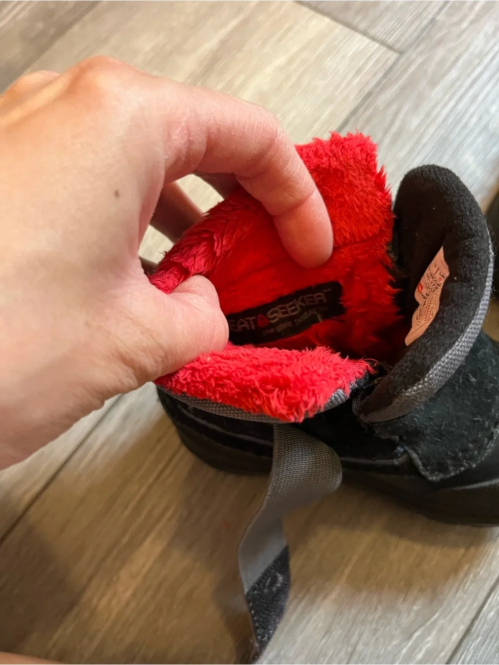 The North Face Toddler Size 7 Alpenglow II Snow Winter Boots in Black and Red